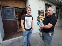 Michal Pagáč a Ladislav Vrtiš se synem před restaurací La Farma.