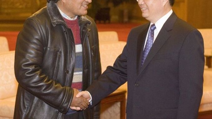 Bolivijský prezident na návštěvě Číny. Na snímklu s premiérem Chu Ťin-tchaem v Pekingu 9. ledna 2006.