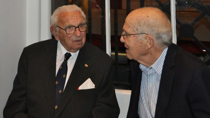 Zemřel Benjamin Abeles (vpravo), fyzik, který je jedním z židovských dětí, které z Československa zachránil Nicholas Winton (vlevo).