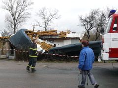 Záchranáři u zničeného domu v Hradci.