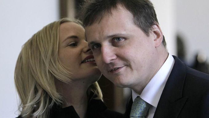 Vít Bárta a Kateřina Klasnová u soudu před čtením rozsudku na fotografii Reuters
