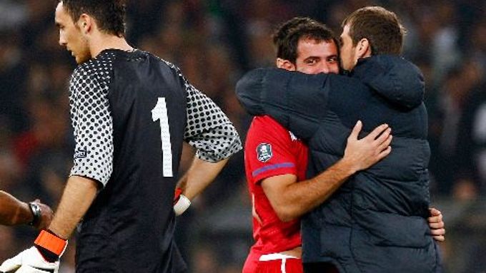 Kapitána Srbů Dejana Stankoviče utěšují po nedokončení zápase fotbalisté Itálie