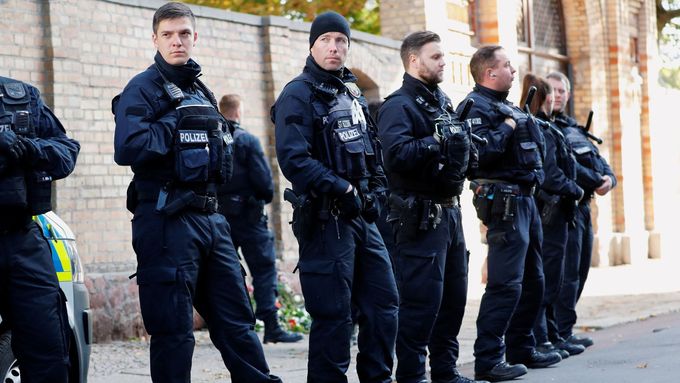 Policisté před synagogou v Halle.