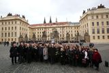 Sto starostů, nezávislých i nezávislých starostů z celého Česka se nechalo vyfotografovat.