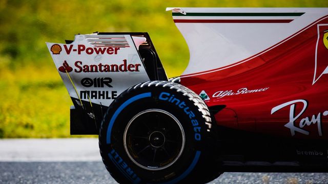 Žraločí ploutev a T-křídlo v provedení Ferrari při předsezonních testech v Barceloně. Příští rok už budou takové obrázky minulostí.