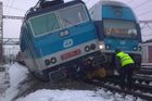 Na Kolínsku se srazil osobní vlak s rychlíkem