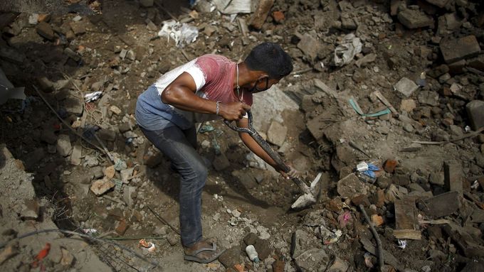 Při zemětřesní zahynulo v květnu přes 8700 lidí.