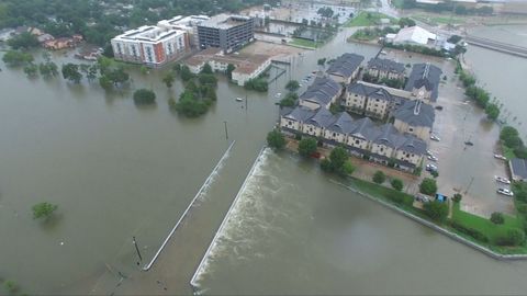 Letecké záběry zatopeného Houstonu. Ulice se po hurikánu Harvey proměnily v řeky