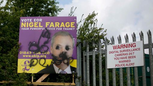Pomalovaný plakát šéfa Strany nezávislosti Velké Británie (UKIP) Nigela Farage.