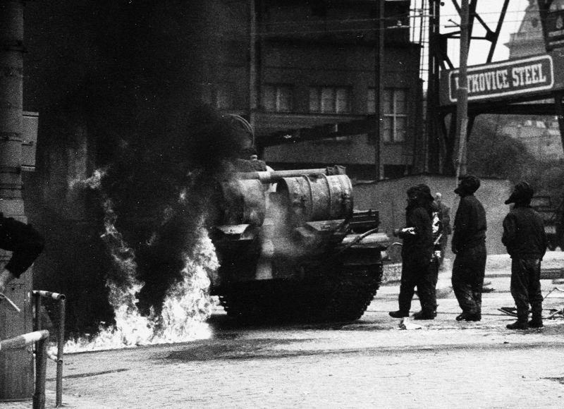 Hořící sovětský tank v sprnu 1968