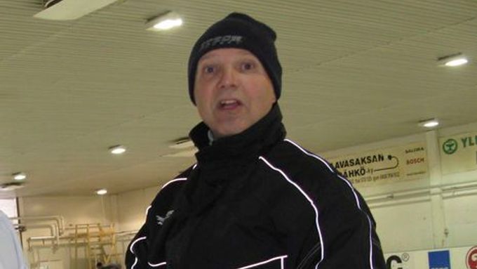 Trenér brankářů Jaroslavle Jorma Valtonen se vyhnul letu až těsně před odletem