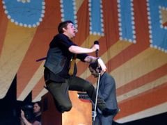Zpěvák Ricky Wilson z Kaiser Chiefs na snímku z loňského festivalu v Glastonbury