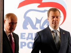 Spojenci Medveděv a Putin. Medveděv se nebývale ostře opřel do Západu, kvůli protiraketové obraně Američanů v Evropě.