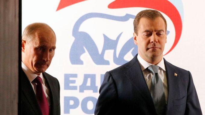 Prezident Putin, premiér Medveděv a v pozadí logo "jejich" strany Jednotné Rusko.
