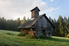 Chýše jako z Mrazíka je ve skutečnosti starý seník s věžičkou. Nachází se v obci Sihla na Slovensku.