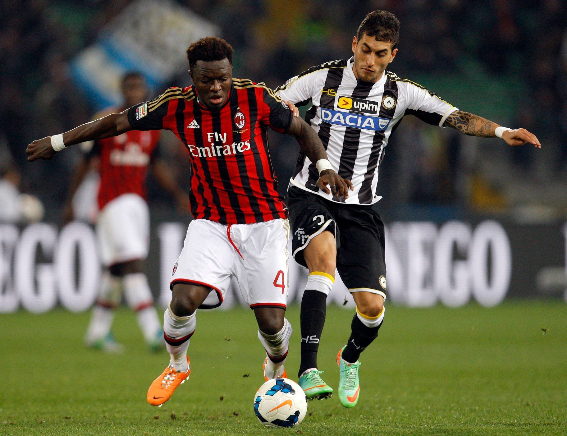 Udine - AC Milán: Sulley Muntari a Roberto Pereyra