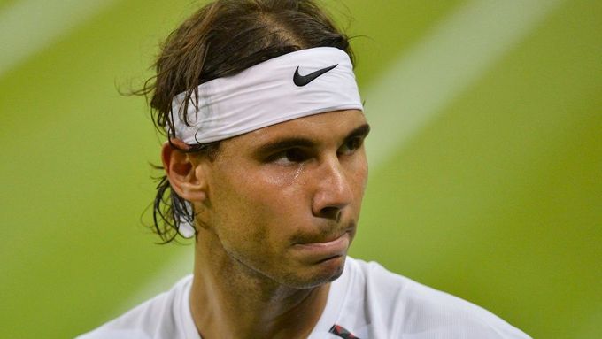 Rafael Nadal si naposledy tenis zahrál na Wimbledonu proti Lukášovi Rosolovi.