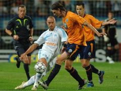 Útočník Marseille Mickael Pagis (vlevo) a mladoboleslavský Adrian Rolko bojují o míč v prvním kole Poháru UEFA.