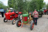 Nejmladší z exponátů - traktor Zetor vyráběný od roku 1945. Dodnes si můžete koupit ten samý na klíček.