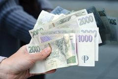 Šedá ekonomika v Česku by zaplatila důchody na dva roky. Živí ji drahá práce a byrokracie