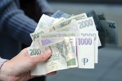 Zahraniční dluh Česka je mírně nižší: O 54 miliard Kč