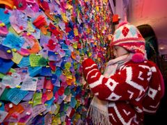 Bella Rigdonová z Houstonu v Texasu lepí na Zeď přání svoje vlastní přáníčko pro rok 2011. Zeď byste našli na Times Square v New Yorku.