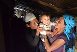 Čtyřiašedesátiletá paní Dhana Gurung žije se synem, jeho ženou a dcerkou. Jejich dům je v troskách. Naštěstí dostali plachtu, takže se už mají kam schovat před přicházejícími dešti.