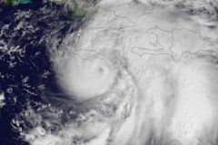 Na mexické Acapulco se žene hurikán Raymond