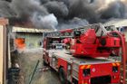 Požár skladu v pražské Písnici způsobil škodu za 10 milionů, hasiči požár uhasili