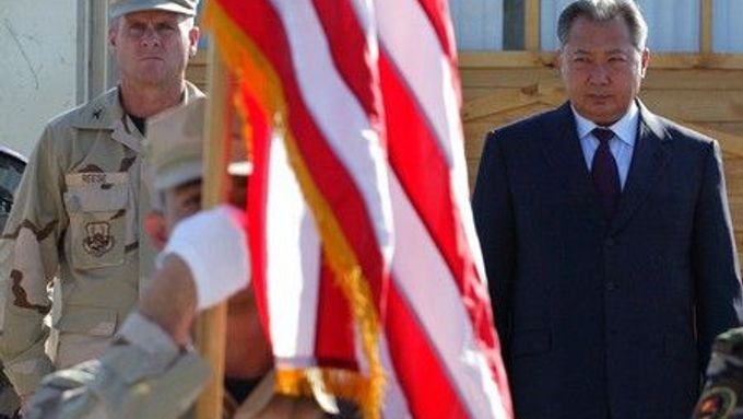 Prezident Kurmanbek Bakijev na americké letecké základně Manas u Biškeku