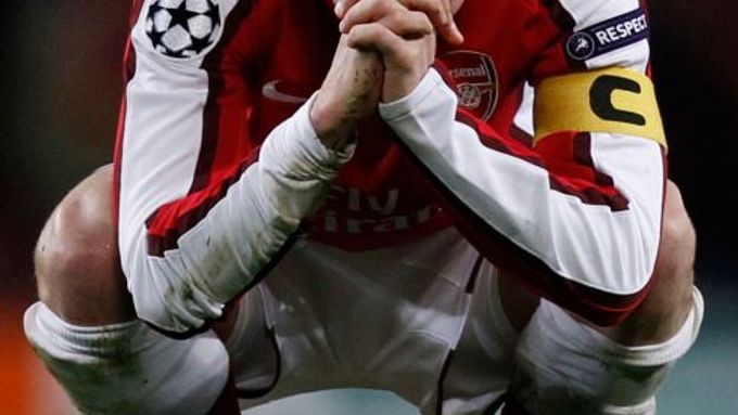 Cesc Fabregas má hlavu v dlaních, Arsenal už klesl na třetí místo.
