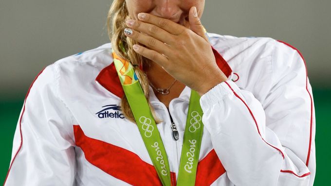 Mónica Puigová se zlatou medailí na krku neskrývala dojetí.