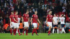 Smutní čeští hráči po zápase kvalifikace ME 2020 Anglie - Česko.