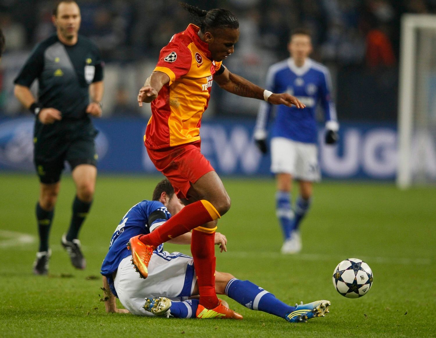 Fotbal, Liga mistrů, Galatasaray - Schalke 04: Didier Drogba a Marco Höger