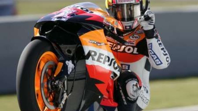 Obhájce titulu Nicky Hayden na Hondě zdraví diváky v Jerezu jízdou po zadním kole.