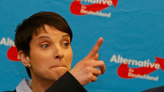 Předsedkyně Alternativy pro Německo Frauke Petryová uvažuje podle médií kvůli sporům ve straně o rezignaci.