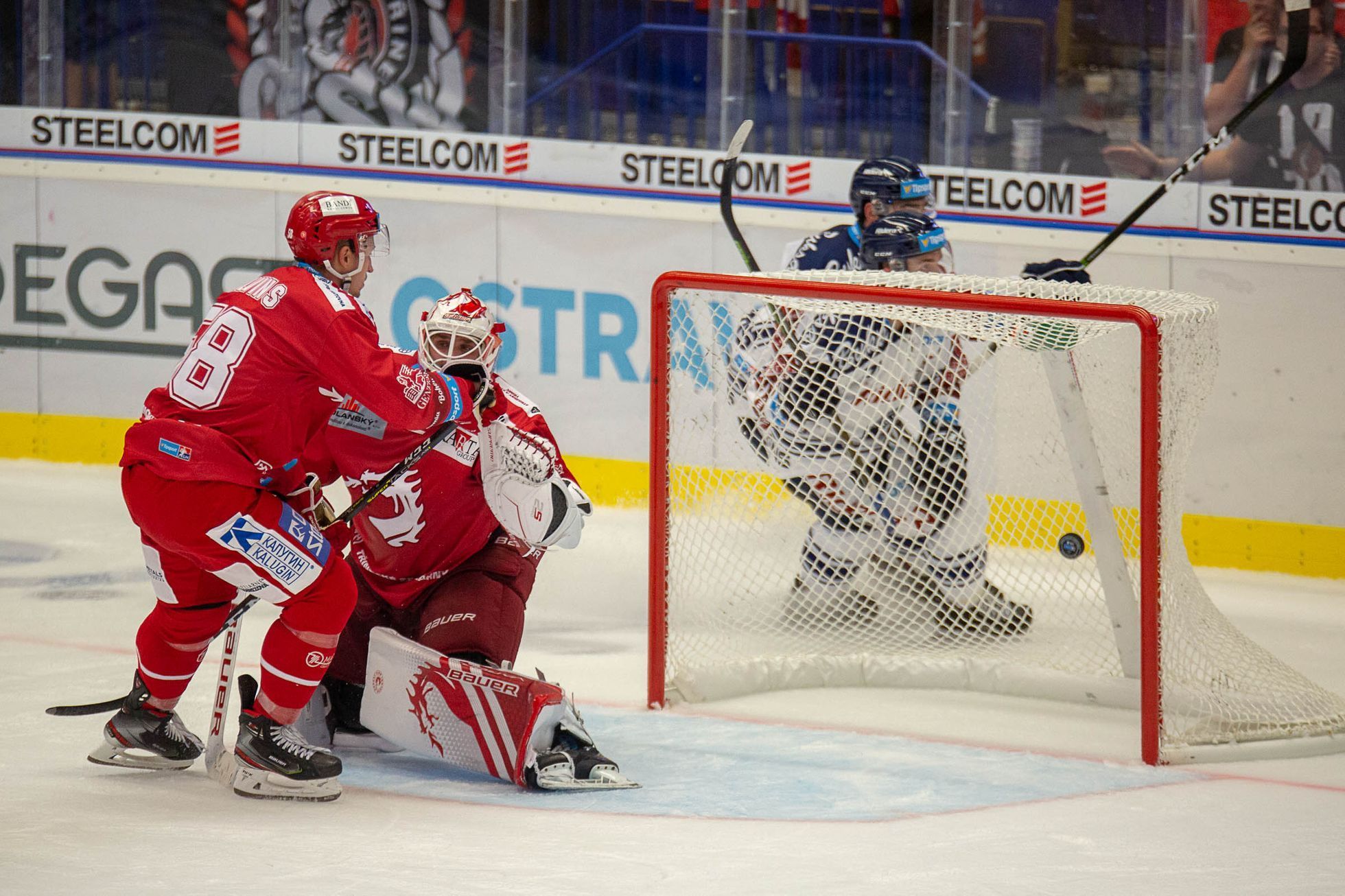 33. kolo hokejové Tipsport extraligy, Vítkovice - Třinec: Vyrovnání Robertse Bukartse na 3:3 (před brankou Guntis Galvinš a brankář Patrik Bartošák)
