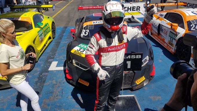 Filip Salaquarda slaví vítězství v závodě ADCA GT Masters na Nürburgringu.