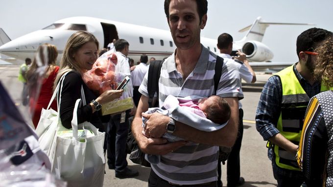 Otec jednoho z evakuovaných dětí po přistání v Tel Avivu.