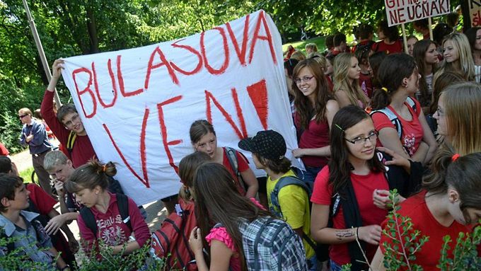 Studenti, učitelé i rodiče protestovali proti ředitelce Bulasové řadu měsíců, nepolevili ani o prázdninách a na začátku školního roku.