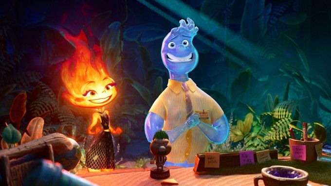 Nový film od Pixaru nazvaný Mezi živly se odehrává ve městě, kde vedle sebe žijí živly ohně, vody, země a vzduchu.