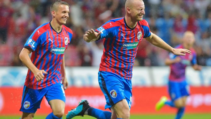 Michael Krmenčík a Jan Kopic se radují z gólu v utkání Plzně s Karvinou