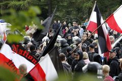 Neonacistům v Berlíně pomáhají Češi, blokují je odpůrci