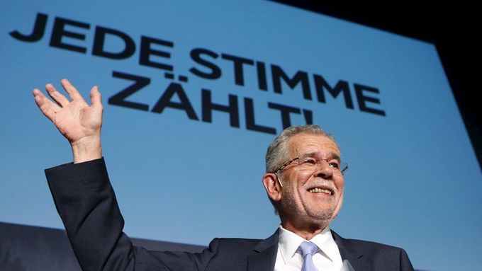 Volby v Rakousku. Kandidát Alexander Van der Bellen a heslo "Každý hlas se počítá"