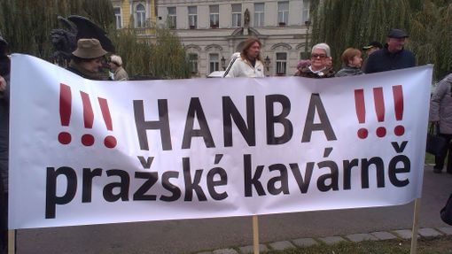 Několik desítek lidí se sešlo na podporu prezidenta Miloše Zemana.