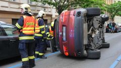 Řidič v Praze naboural čtyři zaparkovaná auta, svoje BMW převrátil na bok. Z místa utekl