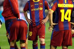 Nové dresy příliš sajou pot, stěžují si hráči Barcelony