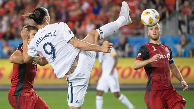 Zlatan Ibrahimovic z LA Galaxy dává Torontu gól kopem karate
