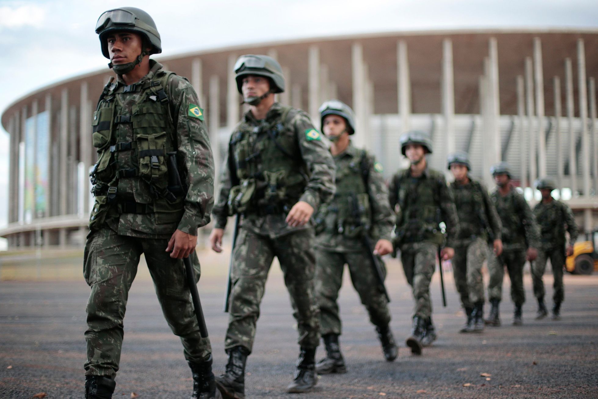 Brazilští vojáci při cvičení před stadionem v metropoli Brasilia.