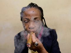 Ženy při kouření doutníků nevypadají dobře, myslí si někteří Kubánci.